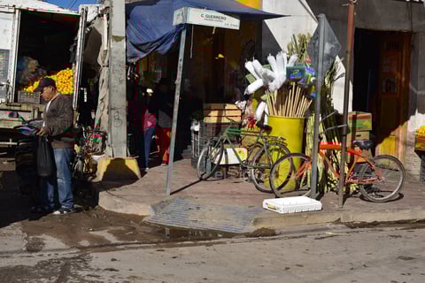 Las banquetas y las rampas para personas discapacitadas en Matamoros lucen obstruidas por distintos artículos y vendedores.