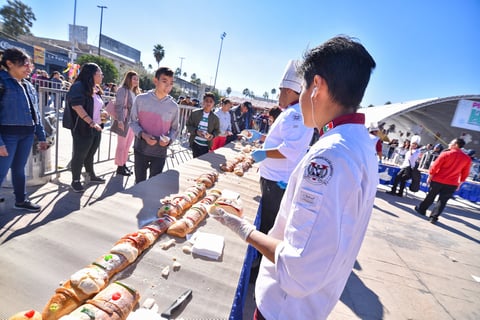 En la explanada de la Plaza Mayor, se instaló la mega Rosca de Reyes, la cual rompió récord como la más grande de La Laguna con 500 metros de largo y se le colocaron 2 mil muñequitos del niño Jesús.
