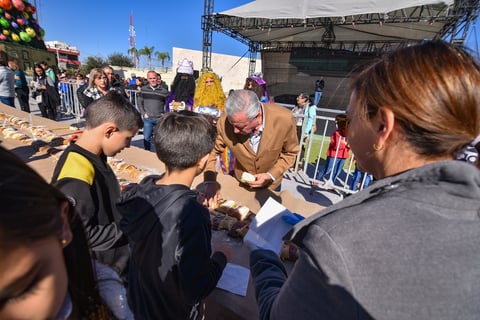 Para realizar la repartición de la tradicional rosca, el alcalde Jorge Zermeño Infante y su esposa, la Presidenta Honoraria del DIF Torreón, Astrid Casale.