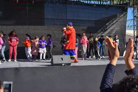 Además de la Rosca de Reyes, hubo música, lucha libre y shows infantiles, donde los pequeños tuvieron la oportunidad de disfrutar también de este festejo al lado de personajes animados y la presencia de los Reyes Magos sobre el escenario.