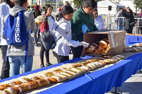 Además de la Rosca de Reyes, hubo música, lucha libre y shows infantiles.