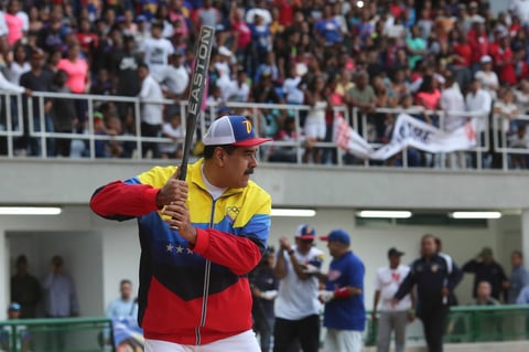 Fotografia cedida por Prensa de Miraflores del presidente de Venezuela Nicolás Maduro en la inauguración de un estadio de béisbol, este domingo, en La Guaira (Venezuela). Maduro aseguró este domingo que el opositor Juan Guaidó 'no quiso dar la cara' y por eso no entró a la sesión del Parlamento en la que debía ser reelegido como presidente de la cámara, pese a que este se enfrentó a decenas de policías para acceder al Palacio Legislativo.