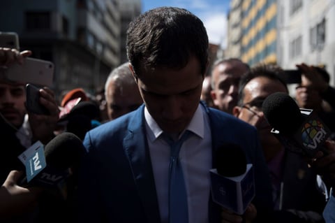 El líder opositor venezolano Juan Guaidó (c), rodeado de miembros de la prensa, se retira de las inmediaciones del Palacio Federal Legislativo luego de que miembros de la policía y de la Guardia Nacional Bolivariana le impidieran entrar a la sesión de la Asamblea Nacional este domingo, en Caracas (Venezuela). Diputados chavistas de la Asamblea Nacional (AN, Parlamento) eligieron como presidente del organismo a Luis Parra, antiguo miembro del partido Primero Justicia, en un bronco y breve debate al que no llegó Juan Guaidó, retenido durante horas por la Policía en los alrededores del Palacio Legislativo. Antes de la sesión, esperada desde hace meses como un nuevo pulso entre Gobierno y oposición, varios cordones de la de la Policía Nacional Bolivariana (PNB) y la Guardia Nacional Bolivariana (GNB, policía militarizada), impidieron los accesos al Parlamento con numerosos controles tanto a Guaidó como a otros diputados que lo acompañaban para el ingreso. EFE/ Miguel Gutiérrez