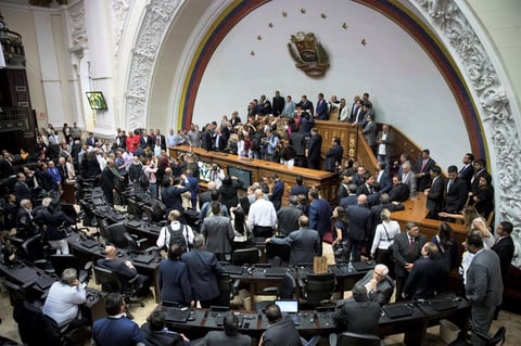 Vista general de la sesión de la Asamblea Nacional este domingo, en Caracas (Venezuela). Diputados chavistas de la Asamblea Nacional (AN, Parlamento) eligieron como presidente del organismo a Luis Parra, antiguo miembro del partido Primero Justicia, en un bronco y breve debate al que no llegó Juan Guaidó, retenido durante horas por la Policía en los alrededores del Palacio Legislativo.