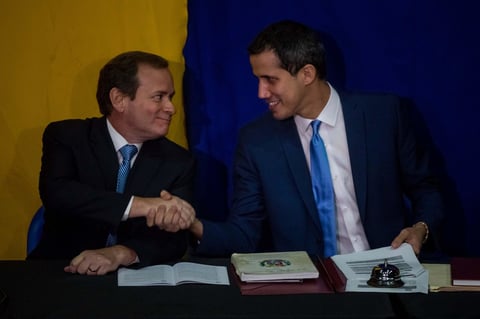 El presidente de la Asamblea Nacional, Juan Guaidó es juramentado en una sesión del Parlamento realizada en la sede de un periódico local, este domingo, en Caracas (Venezuela). El líder opositor fue reelegido como presidente del Parlamento de Venezuela durante una sesión paralela e improvisada de la Cámara, celebrada en la sede de un periódico, en la que solo participaron los diputados contrarios a Nicolás Maduro y de la cual no formó parte la bancada chavista. Por Guaidó, a quien casi 60 países reconocen como presidente interino, votaron 100 legisladores de oposición, incluidos los miembros de la fracción 16 de Julio, contrarios al presidente Nicolás Maduro, pero también críticos habitualmente con el líder de la oposición. 'Agradezco la honra que me confieren', dijo Guaidó minutos antes de ser reelegido y apoyar con su propio voto la propuesta que le otorga otro año al frente del Parlamento.