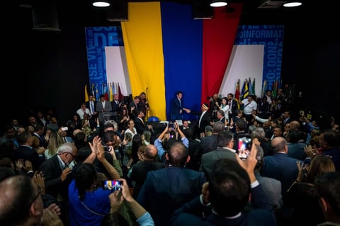 El presidente de la Asamblea Nacional, Juan Guaidó es juramentado en una sesión del Parlamento realizada en la sede de un periódico local, este domingo, en Caracas (Venezuela). El líder opositor fue reelegido como presidente del Parlamento de Venezuela durante una sesión paralela e improvisada de la Cámara, celebrada en la sede de un periódico, en la que solo participaron los diputados contrarios a Nicolás Maduro y de la cual no formó parte la bancada chavista.