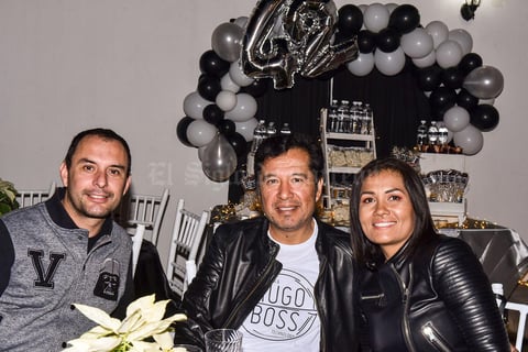 05012020 EN UNA FIESTA DE CUMPLEAñOS.  Héctor, Vidal y Viridiana.