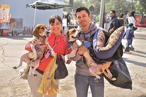 06012020 Ale y Néstor con sus mascotas Lilo y Odi.