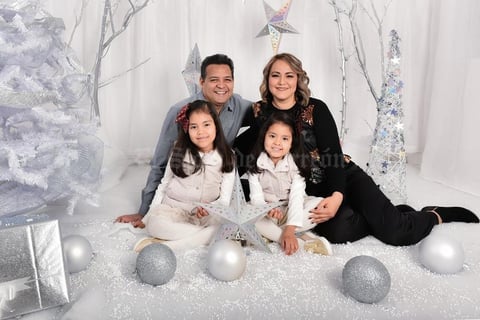 05012020 DISFRUTAN EN FAMILIA.  Daniel Cruz González y María Isabel Delgado Baltazar acompañados de sus hijas, Isabella Cruz Delgado y Gabriella Cruz Delgado.