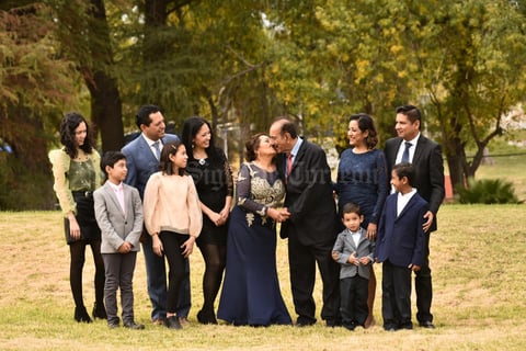 05012020 CELEBRAN SU AMOR.  Raúl Muñoz de León y Lupita Segovia, acompañados de sus hijos, hijos políticos y yernos.