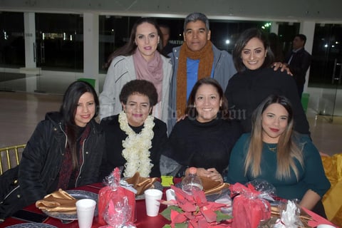 06012020 DISFRUTAN DE CELEBRACIóN.  Mary, Agustín, Arlette, Jazmín, Oly, Rosario y Ania.