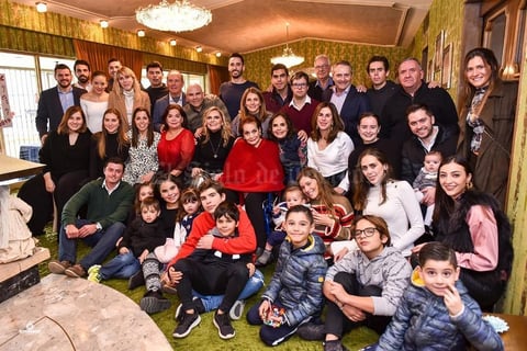 06012020 GRATOS MOMENTOS.  Elenita Moreno de Webb rodeada de toda su familia en la fechas decembrinas.