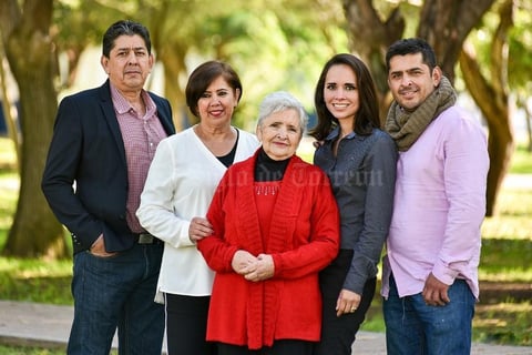 05012020 CUMPLE 84 AñOS DE VIDA.  Irma Valdez Martinez disfrutó de la compañía de sus hijos Jorge, Irma, Irma y Edmundo.