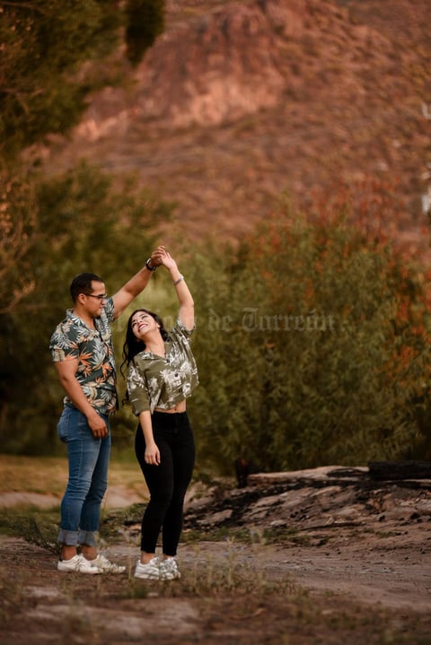 05012020 Alejandra y Leo disfrutando de su sesión de fotos.