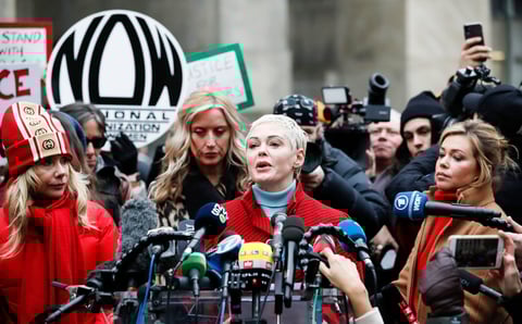 Vestidas de rojo, y junto a otras activistas y víctimas de abusos como la periodista Lauren Sivan o las también actrices Louise Godbold, Dominique Huett, Sarah Ann Masse y Paula Williams, no quisieron perderse la primera sesión del proceso, al que Weinstein llegó con un andador, como consecuencia de una reciente operación de espalda.