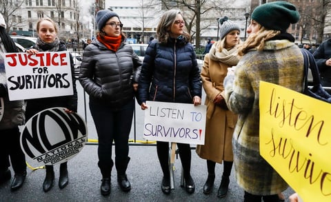 Fiscal de Los Ángeles acusa al productor de violación y agresión sexual