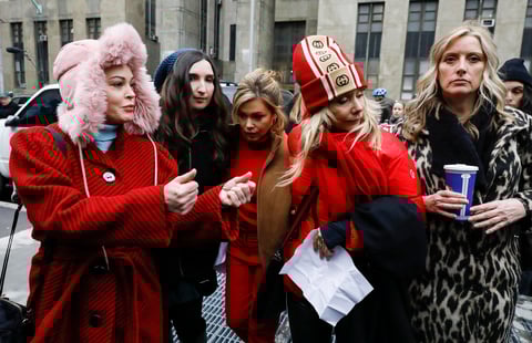 Cubierta con un gorro de lana y a dos grados de temperatura, Arquette subrayó que junto al resto de mujeres que acudieron al tribunal había venido para 'asegurarse de que el foco del caso penal se ponía sobre los perpetradores, sobre sus acciones, y no en sus víctimas'.