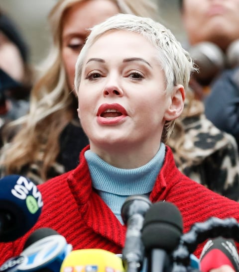 La actriz Rose McGowan, activista de la misma entidad contra el acoso, cargó también contra el antiguo todopoderoso magnate de la gran pantalla y subrayó que había decidido ir hasta los tribunales para mostrar su solidaridad con otras víctimas.