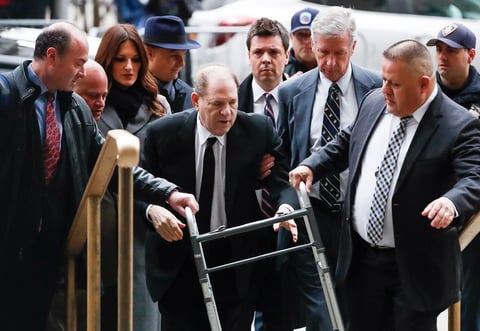 'He venido hoy para estar hombro con hombro con estas otras mujeres que tú (Weinstein) también has herido, y para ser voz de quienes no la tienen', dijo en una especie de carta dirigida a Weinstein y que leyó en público. En su alegato, la actriz insistió: 'No importa las mentiras que te digas a ti mismo, lo hiciste'.
