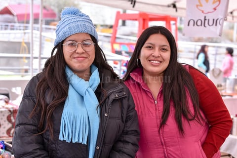 07012020 EN UN BAZAR NAVIDEñO.  Ashley y Mildred.