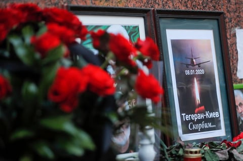 Les rindieron homenaje en la embajada iraní en Kiev.
