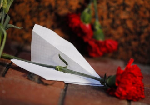 Con flores y mensajes, les dieron el último adiós.