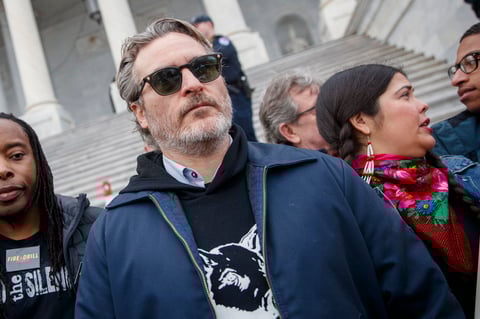 El 'Fire Drill Friday' de hoy, que se centraba en el impacto de la actividad bancaria sobre el clima, fue la última manifestación de las organizadas desde hace trece semanas por Jane Fonda en la capital de Estados Unidos debido a su presencia en la ciudad por obligaciones contractuales.