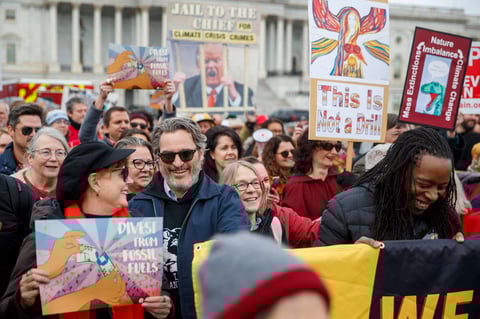 Uno de los momentos más surrealistas de la concentración fue cuando, vía telefónica, participó en la protesta el activista climático Bill McKibben mientras ocupaba la sede en Washington del Chase Bank, intervención que se vio obligado a terminar cuando llegó la policía al edificio.