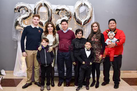 11012020 RECIBEN EL AñO.  Alex, Adriana, Christian, Héctor, Lupita, Laura, Gonzalo, Diego y Gael.