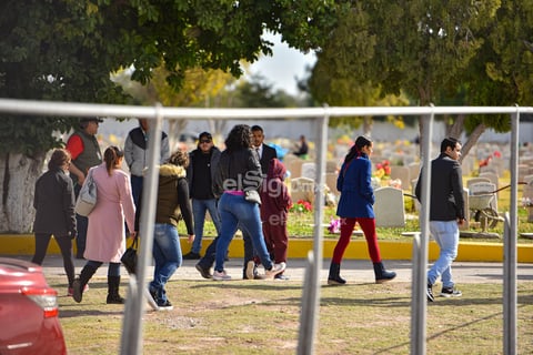 Fueron despedidos la maestra y el pequeño José Ángel.