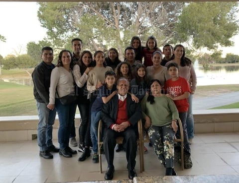 12012020 FELIZ CUMPLEAñOS.  Fernando Rangel de León celebró sus cumpleaños acompañado de su esposa Elena, sus hijas, yernos, hijos, nueras y nietos.