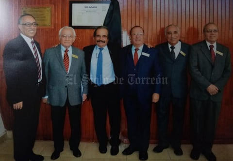 12012020 50 ANIVERSARIO.  Octava generación de Médicos de la UAdeC. Ellos son: Dr. Salvador Chavarría Vázquez, Dr. Enrique B. Olloqui Chávez; Dr. César del Bosque Garza, representante del secretario de salud del Gobierno del Estado; Dr. Norberto Chávez Duarte, Dr. Samuel de León Lavenant, Dr. José Luis Cantú Palomo.