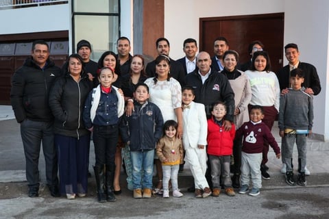 12012020 EMOTIVA CELEBRACIóN.  Consuelo Granados y Rogelio Salazar reafirmaron sus votos en compañía de sus hijos, nietos y familiares.