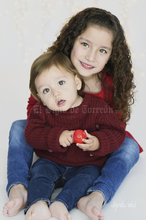 12012020 Los pequeños hermanos Ana Paula y Gabo Tostado de Anda en una sesión de  estudio.