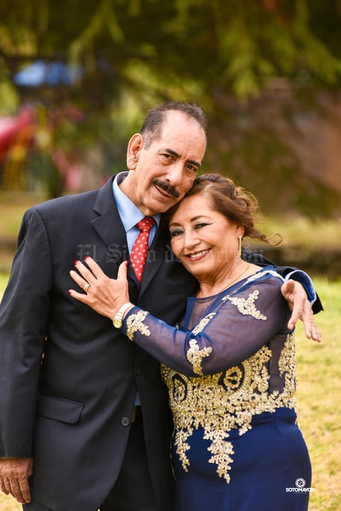 12012020 Lic. Raúl Muñoz de León y Dra. Lupita Segovia Cuevas, acompañados de sus hijos Lic. Raúl Netzahualcóyotl y C.P. Cynthia Valeria.