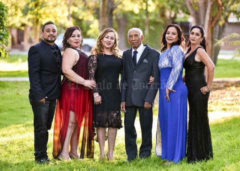 13012020 EN FAMILIA . Salvador Guardado Puga acompañado de sus hijos, Salvador, Irma Aracely, Lidia Sandra, Silvia Verónica y Norma Guadalupe Guardado Meraz.