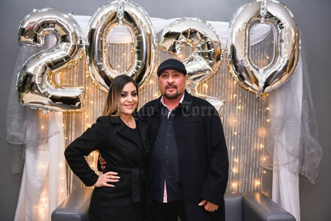 13012020 RECIBEN EL AñO.  Adriana y Javier.