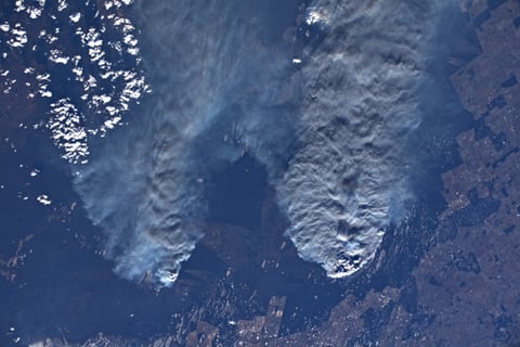 El fuego continúa causando daños.