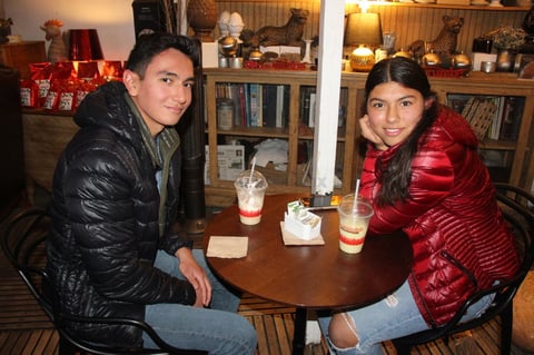 En el café