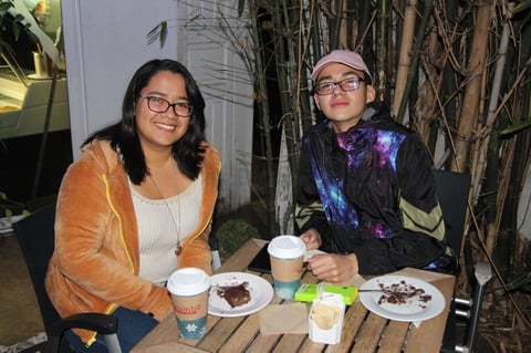 En el café