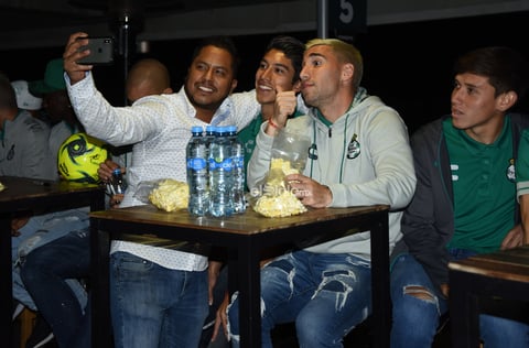 FITO Y AUTÓGRAFOS ABONADOS SANTOS LAG.


 Abonados se toman la foto con el Santos Laguna y reciben firmas en sus playeras