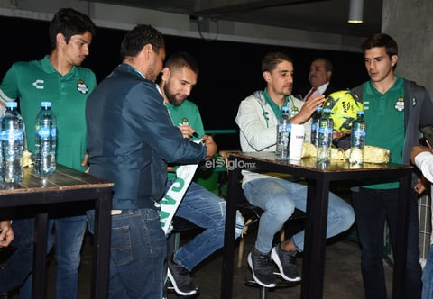 FITO Y AUTÓGRAFOS ABONADOS SANTOS LAG.


 Abonados se toman la foto con el Santos Laguna y reciben firmas en sus playeras