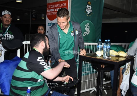 FITO Y AUTÓGRAFOS ABONADOS SANTOS LAG.


 Abonados se toman la foto con el Santos Laguna y reciben firmas en sus playeras