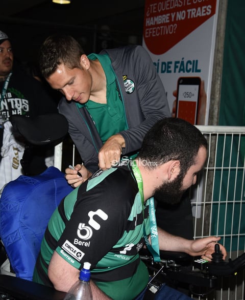 FITO Y AUTÓGRAFOS ABONADOS SANTOS LAG.


 Abonados se toman la foto con el Santos Laguna y reciben firmas en sus playeras