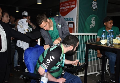FITO Y AUTÓGRAFOS ABONADOS SANTOS LAG.


 Abonados se toman la foto con el Santos Laguna y reciben firmas en sus playeras