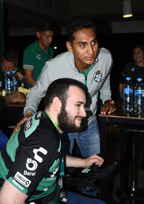 FITO Y AUTÓGRAFOS ABONADOS SANTOS LAG.


 Abonados se toman la foto con el Santos Laguna y reciben firmas en sus playeras