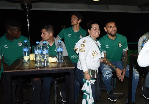 FITO Y AUTÓGRAFOS ABONADOS SANTOS LAG.


 Abonados se toman la foto con el Santos Laguna y reciben firmas en sus playeras
