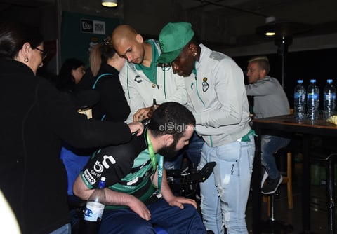 FITO Y AUTÓGRAFOS ABONADOS SANTOS LAG.


 Abonados se toman la foto con el Santos Laguna y reciben firmas en sus playeras