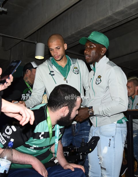 FITO Y AUTÓGRAFOS ABONADOS SANTOS LAG.


 Abonados se toman la foto con el Santos Laguna y reciben firmas en sus playeras