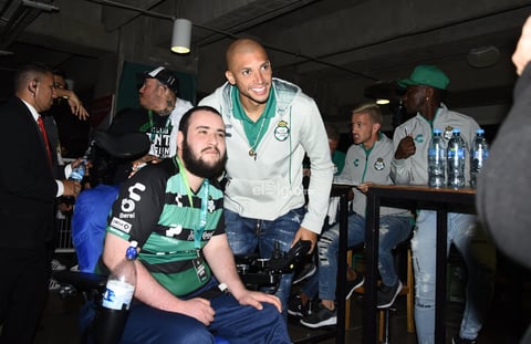 FITO Y AUTÓGRAFOS ABONADOS SANTOS LAG.


 Abonados se toman la foto con el Santos Laguna y reciben firmas en sus playeras